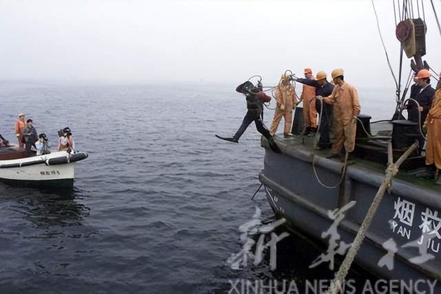 居民出海神秘發(fā)現(xiàn)，疑似水雷重物兩人難以抬動