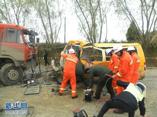 羅山縣車禍?zhǔn)鹿首钚聢蟮?，事故地點揭秘，25日最新消息